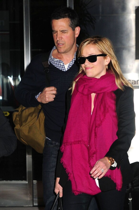 Reese Witherspoon et Jim Toth arrivent à l'aéroport de New York, le 13 mai 2013.
