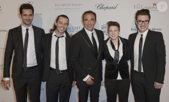 Les quatre finalistes de The Voice 2, Nuno Resende, Olympe, Loïs et Yoann Fréget aux côtés du sympathique Nikos Aliagas, lors du Global Gift Gala à l'initiative d'Eva Longoria, à l'hôtel George V à Paris, le 13 mai 2013