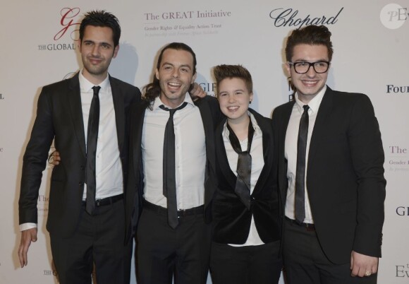 Les quatre finalistes de The Voice 2, Nuno Resende, Olympe, Loïs et Yoann Fréget aux côtés de Nikos Aliagas, lors du Global Gift Gala à l'initiative d'Eva Longoria, à l'hôtel George V à Paris, le 13 mai 2013