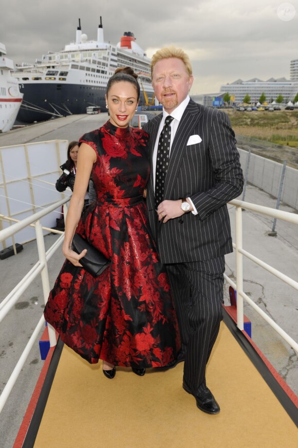 Boris Becker et sa sublime Lilly Kerssenberg lors de la remise des prix "Die Goldene Deutschland" à Hambourg le 12 mai 2013 sur le bateau MS Deutshland