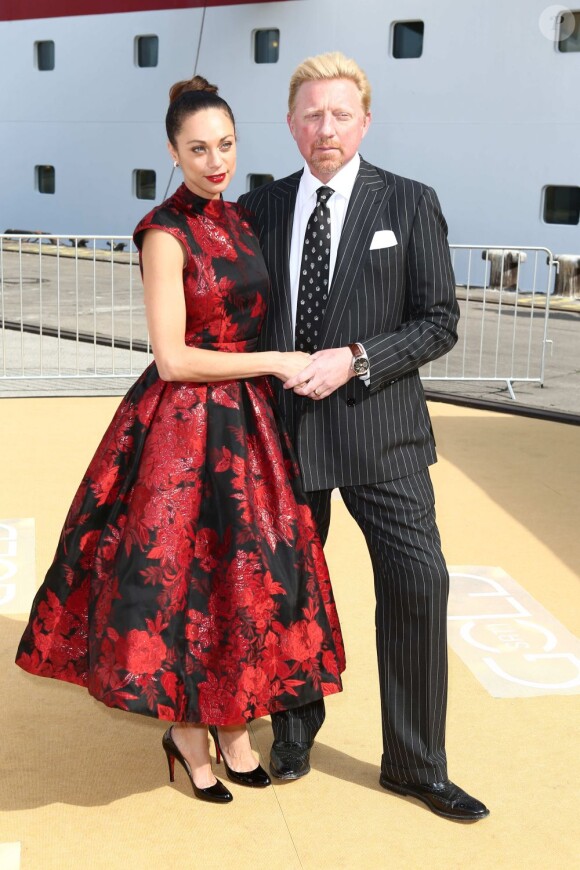 Boris Becker et Lilly Kerssenberg prennent la pose avant la remise des prix "Die Goldene Deutschland" à Hambourg le 12 mai 2013 sur le bateau MS Deutshland