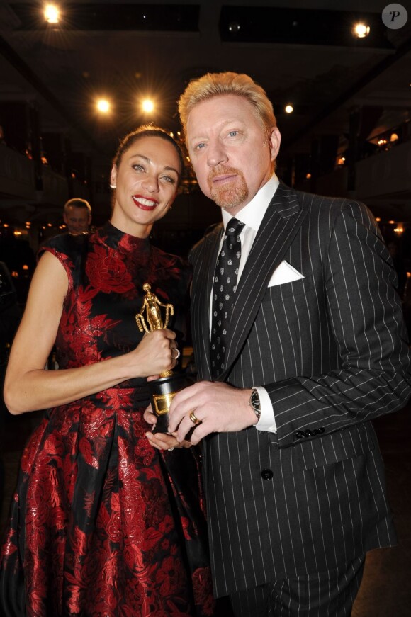 Boris Becker et sa sublime Lilly Kerssenberg lors de la remise des prix "Die Goldene Deutschland" à Hambourg le 12 mai 2013 sur le bateau MS Deutshland