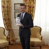 David Beckham avec son prix Philantropist décerné à l'occasion du Global Gift Gala qui se tenait au George V à Paris, le 13 mai 2013