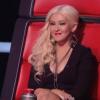 Christina Aguilera buzze et découvre le visage de Sera Hill, dans The Voice, sur NBC, le 27 février 2012.