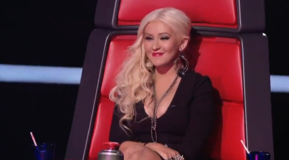 Christina Aguilera buzze et découvre le visage de Sera Hill, dans The Voice, sur NBC, le 27 février 2012.