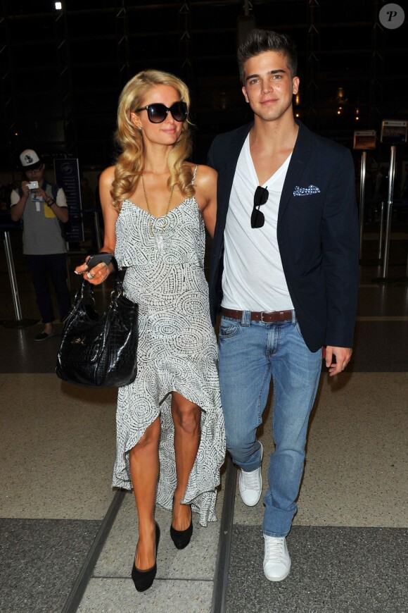 Paris Hilton et son compagnon River Viiperi à l'aéroport de Los Angeles le 14 mai 2013 en partance pour le Festival de Cannes