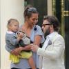 Joel Edgerton arrivant avec sa femme et sa fille à l'hôtel Eden Roc avant de se rendre au photocall du film The Great Gatsby le 15 mai 2013 au Festival de Cannes