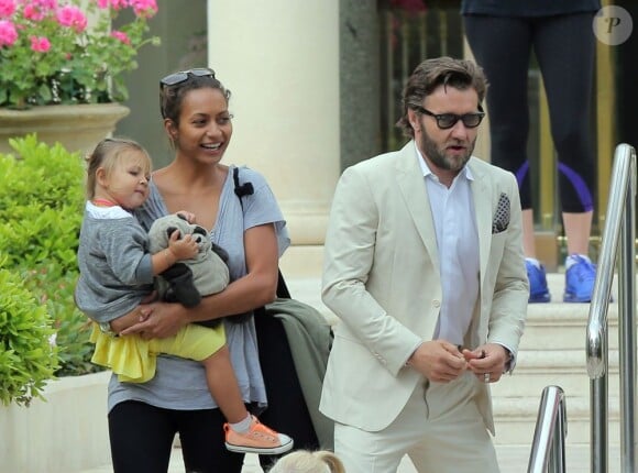 Joel Edgerton avec sa femme et sa fille, quittant l'hôtek Eden Roc pour le photocall du film Gatsby le Magnifique au Festival de Cannes le 15 mai 2013