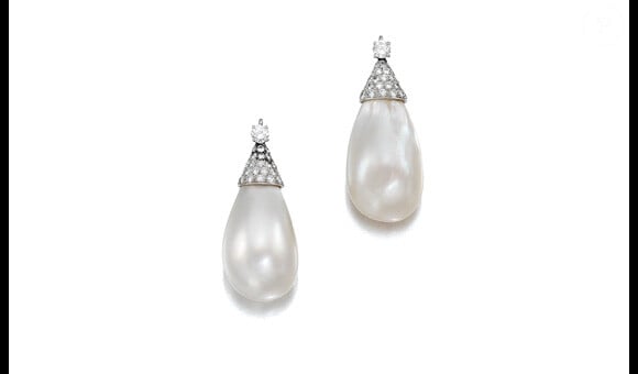 Organisée mardi 14 mai 2013 chez Sotheby's à Genève, la vente a atteint un nouveau record pour cette paire de pendants d'oreilles Bulgari en perles naturelles et diamants estimée entre 0,6 et 1 million de dollars et adjugée 2,39 millions. Gina Lollobrigida s'est déclarée très heureuse.