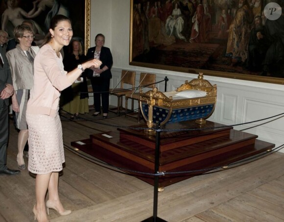 La princesse Victoria ouvrait le 15 mai 2013 au château de Strömsholm l'exposition consacrée à la naissance et au baptême de sa fille la princesse Estelle, précédemment présentée au palais royal à Stockholm.