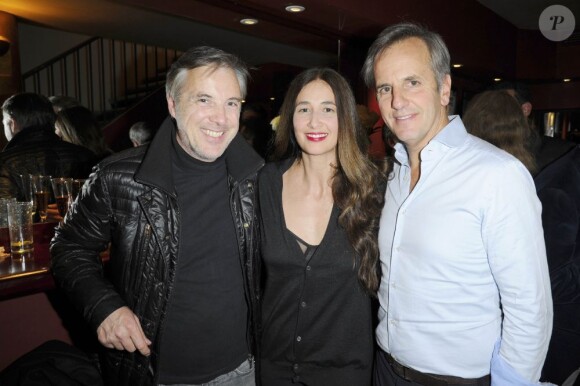 Olivier Lapidus avec son épouse Yara et Bernard de La Villardière - Représentation de la pièce "Ninon, Lenclos ou la liberté" au Théâtre des Mathurins à Paris le 15 mai 2013.