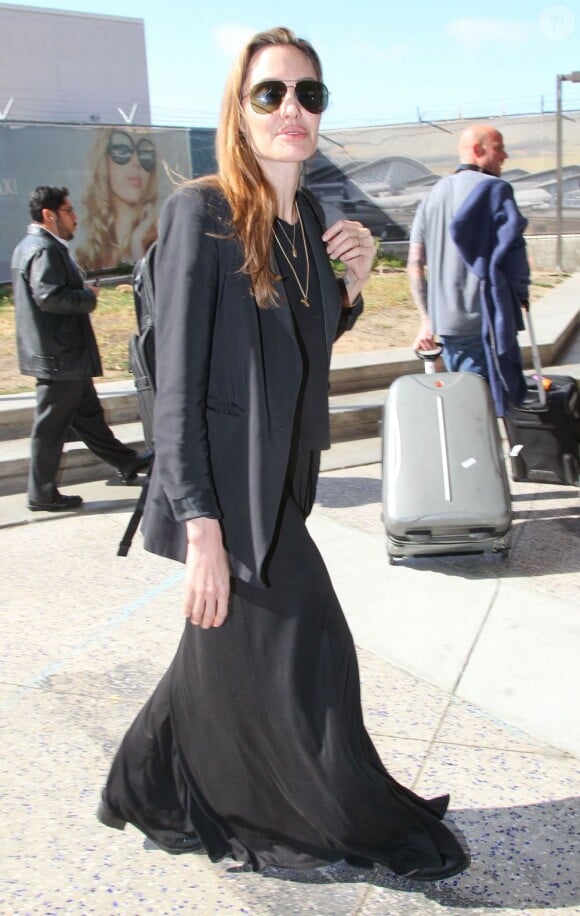 Angelina Jolie à l'aéroport de Los Angeles, le 27 mars 2013. Elle revient d'une mission humanitaire au Congo.