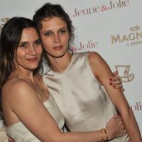 Marine Vacth, la sensation sexy réchauffe Cannes au côté d'Elise Chassaing