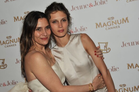 Géraldine Pailhas et Marine Vacth lors de la soirée du film Jeune et Jolie  sur la plage Magnum à Cannes le 16 mai 2013.