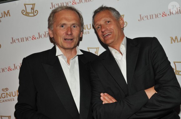 Thomas Valentin (vice-president de M6) et Bruno Witvoet (PDG d'Unilever France) à la soirée du film Jeune et Jolie sur la plage Magnum à Cannes le 16 mai 2013.