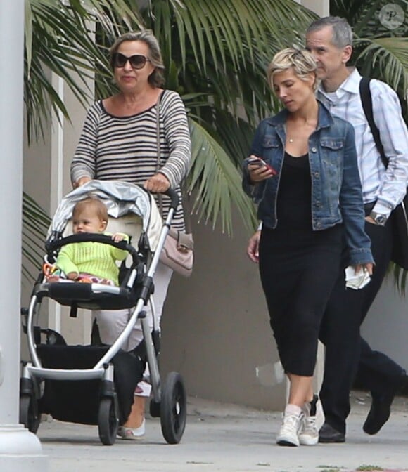Elsa Pataky se balade avec sa mère Cristina Medianu et sa fille India dans les rues de Beverly Hills, le 16 mai 2013.