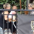 La belle Elsa Pataky se balade avec sa mère Cristina Medianu et sa fille India dans les rues de Beverly Hills, le 16 mai 2013.