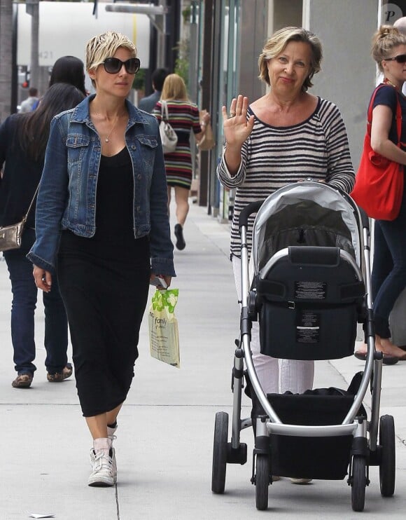 Le mannequin Elsa Pataky se balade avec sa mère Cristina Medianu et sa fille India dans les rues de Beverly Hills, le 16 mai 2013.