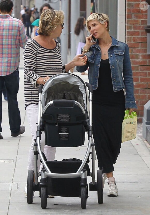 Le mannequin et actrice Elsa Pataky se balade avec sa mère Cristina Medianu et sa fille India dans les rues de Beverly Hills, le 16 mai 2013.