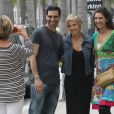 Elsa Pataky se balade avec sa mère Cristina Medianu et sa fille India dans les rues de Beverly Hills, le 16 mai 2013. Elle prend la pose avec des passants.