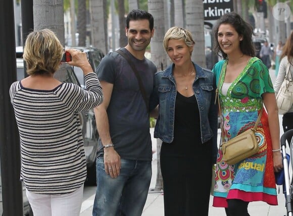 Elsa Pataky se balade avec sa mère Cristina Medianu et sa fille India dans les rues de Beverly Hills, le 16 mai 2013. Elle prend la pose avec des passants.