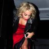 Rita Ora, habillée d'une robe rouge Vivienne Westwood et d'un perfecto, arrive au restaurant Nobu à Londres. Le 16 mai 2013.