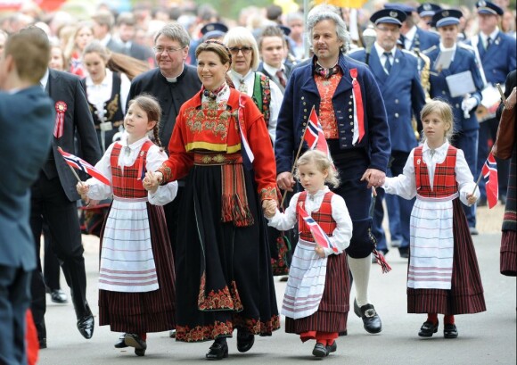 La princesse Märtha-Louise de Norvège et son époux Ari Behn, avec leurs filles Maud Angelica, Leah Isadora et Emma Tallulah, célébraient le 17 mai 2013 la Fête nationale norvégienne... à Londres.