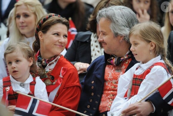 Un regard et un sourire qui en disent long... La princesse Märtha-Louise de Norvège et son époux Ari Behn, avec leurs trois filles Maud Angelica, Leah Isadora et Emma Tallulah, célébraient le 17 mai 2013 la Fête nationale norvégienne... à Londres.