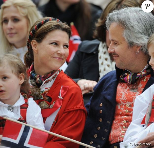 Un regard et un sourire qui en disent long... La princesse Märtha-Louise de Norvège et son époux Ari Behn, avec leurs trois filles Maud Angelica, Leah Isadora et Emma Tallulah, célébraient le 17 mai 2013 la Fête nationale norvégienne... à Londres.