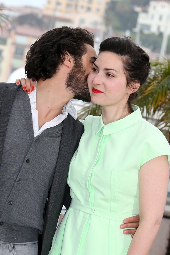 Tahar Rahim et la réalisatrice Rebecca Zlotowski lors du photocall du film Grand Central à l'occasion du 66e festival du film de Cannes le 18 mai 2013.