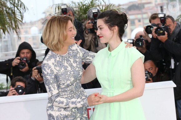 Léa Seydoux et son amie réalisatrice Rebecca Zlotowski lors du photocall du film Grand Central à l'occasion du 66e festival du film de Cannes le 18 mai 2013.