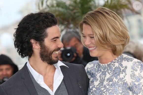 Tahar Rahim et Léa Seydoux tout en complicité pendant le photocall du film Grand Central à l'occasion du 66e festival du film de Cannes le 18 mai 2013.
