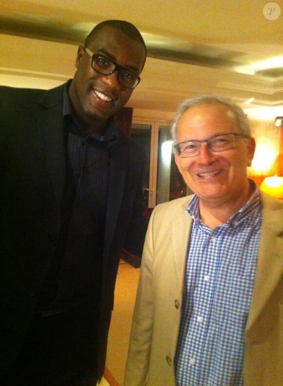 Teddy Riner, au Gabon, lors de sa première visite en Afrique noire, le weekend du 18 et 19 mai 2013 avec l'ambassadeur de France