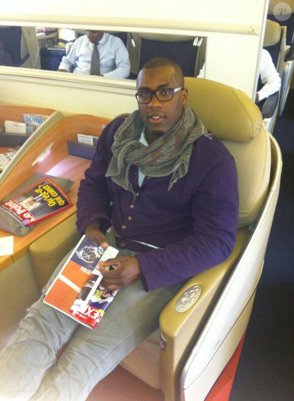 Teddy Rinerdans l'avion qui l'emmenait au Gabon, lors de sa première visite en Afrique noire, le weekend du 18 et 19 mai 2013