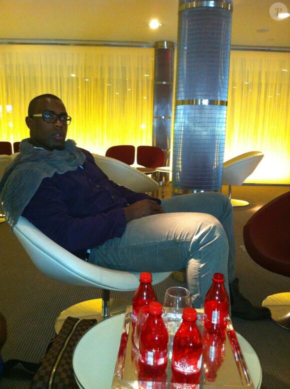 Teddy Riner, en attendant l'avion qui l'a emmené au Gabon pour sa première visite en Afrique noire, le weekend du 18 et 19 mai 2013