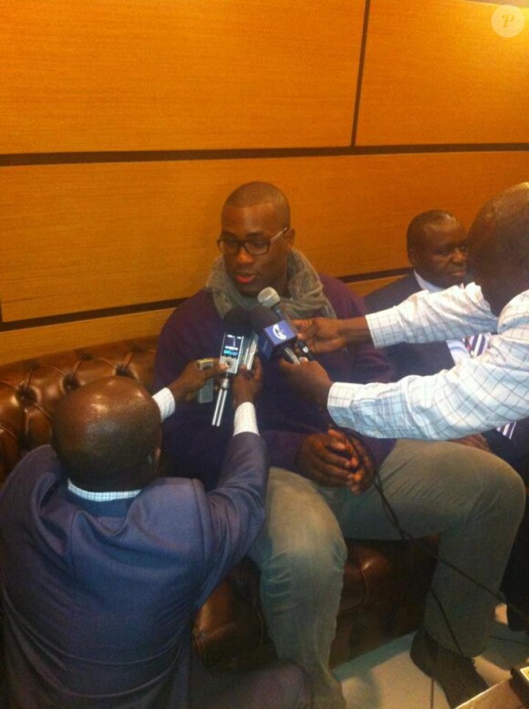 Teddy Riner, interviewé par les journalistes lors de son arrivée au Gabon, lors de sa première visite en Afrique noire, le weekend du 18 et 19 mai 2013