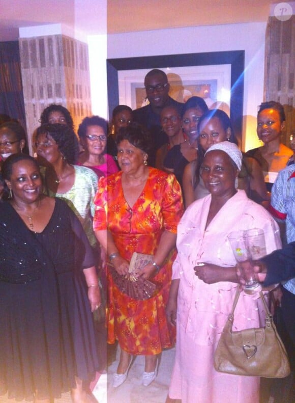 Teddy Riner avec la communauté antillaise du Gabon, lors de sa première visite en Afrique noire, le weekend du 18 et 19 mai 2013