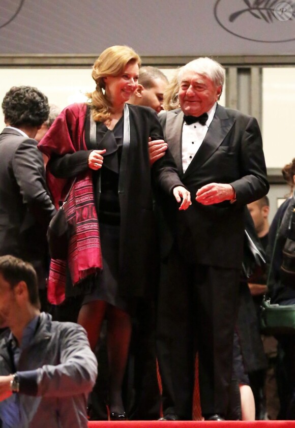 Valérie Trierweiler et le réalisateur Claude Lanzmann descendent les marches du film Le Dernier des Injustes avec Claude Lanzmann lors du 66e Festival du film de Cannes, le 19 mai 2013.