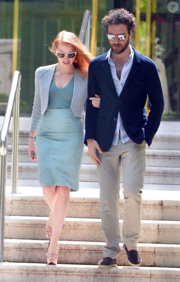 Jessica Chastain et son petit ami Gian Luca Passi sortent de l'Hôtel Cap-Eden-Roc à Antibes lors du 66e Festival du film de Cannes, le 19 mai 2013.