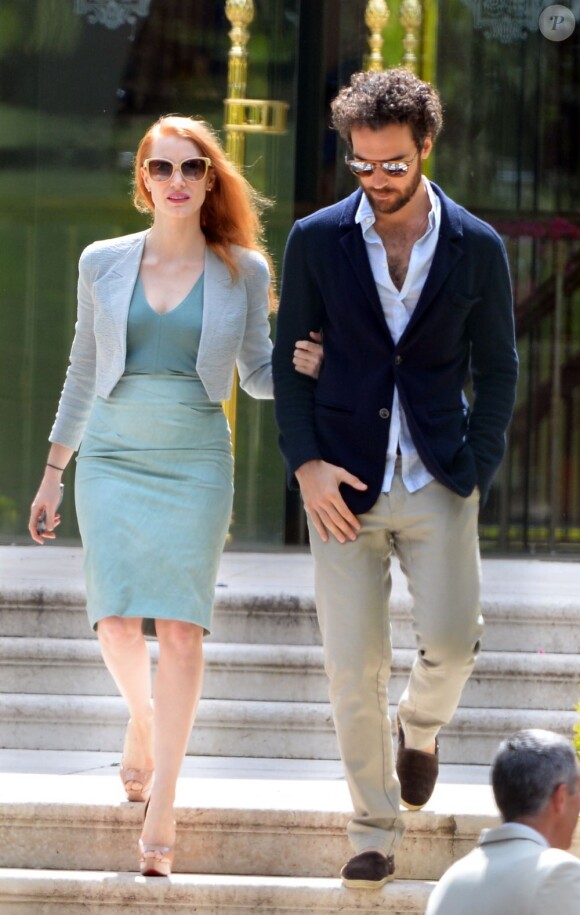 Jessica Chastain et son petit ami Gian Luca Passi aperçus à la sortie de l'Hôtel Cap-Eden-Roc à Antibes lors du 66e Festival du film de Cannes, le 19 mai 2013.