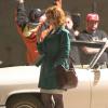Exclusif - Ryan Gosling dirige Christina Hendricks sur le plateau de tournage du film How to catch a monster, à Détroit, en mai 2013.