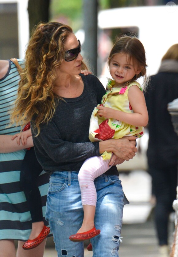 Sarah Jessica Parker se promène avec ses filles Tabitha et Marion à New York, le 20 mai 2013.
