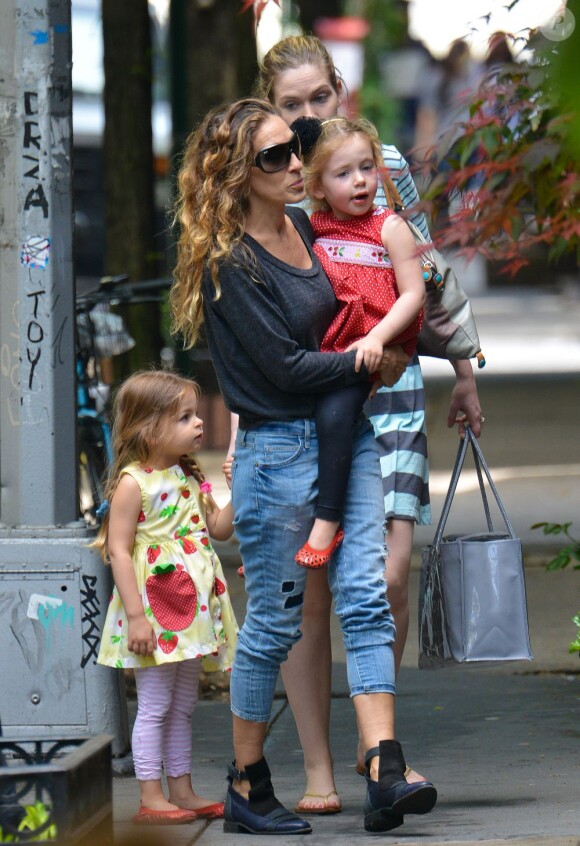 Sarah Jessica Parker dans les rues de New York avec ses filles Tabitha et Marion, le 20 mai 2013.