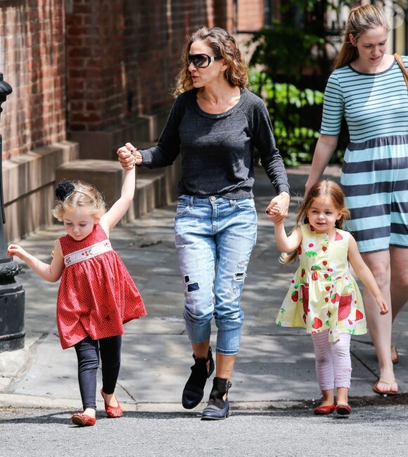 Sarah Jessica Parker avec ses filles Tabitha et Marion dans les rues de New York, le 20 mai 2013.