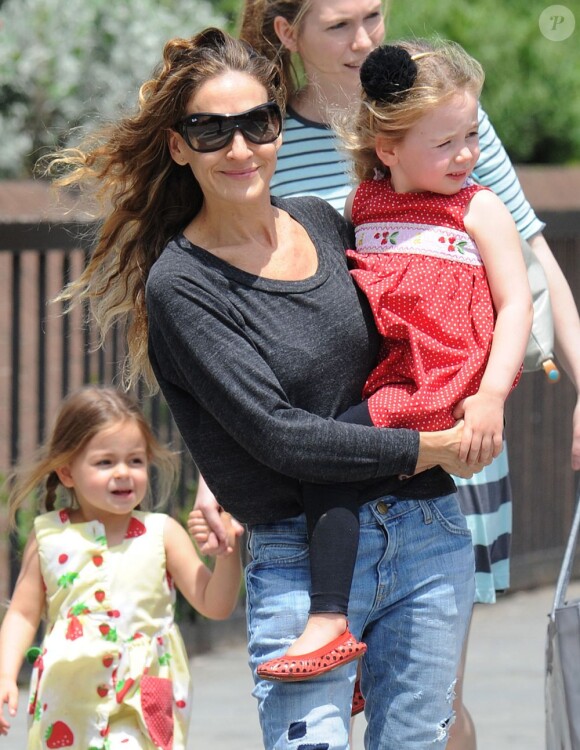 Sarah Jessica Parker avec ses filles Tabitha et Marion à New York, le 20 mai 2013.