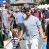 Jason Priestley avec ses enfants Dashiell et Ava au Farmers Market à Studio City, le 19 mai 2013.