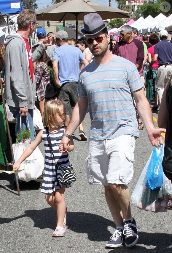 Jason Priestley avec ses enfants Dashiell et Ava au Farmers Market à Studio City, le 19 mai 2013.