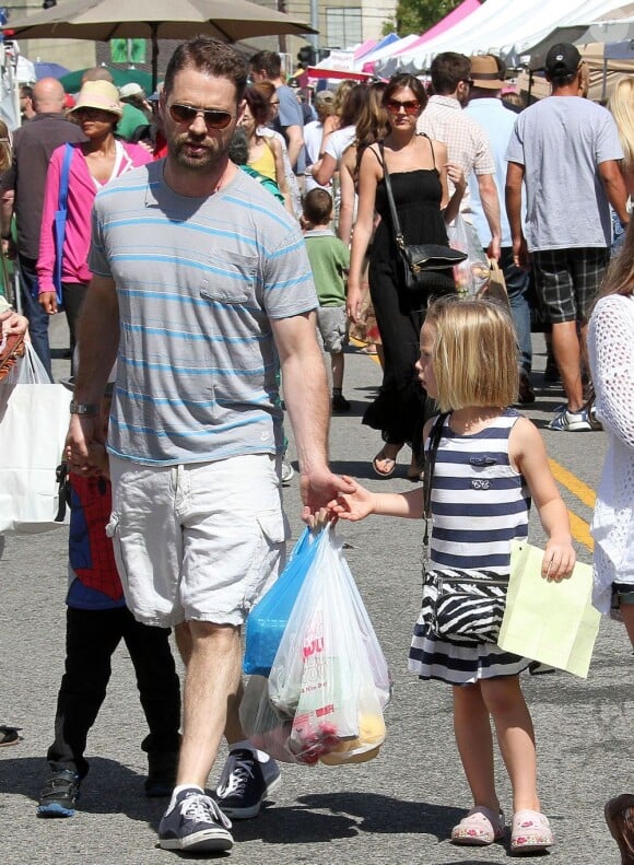 Jason Priestley se rend avec ses enfants Dashiell et Ava au Farmers Market à Studio City, le 19 mai 2013.