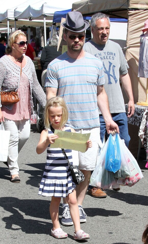 Jason Priestley et ses enfants Dashiell et Ava au Farmers Market à Studio City, le 19 mai 2013