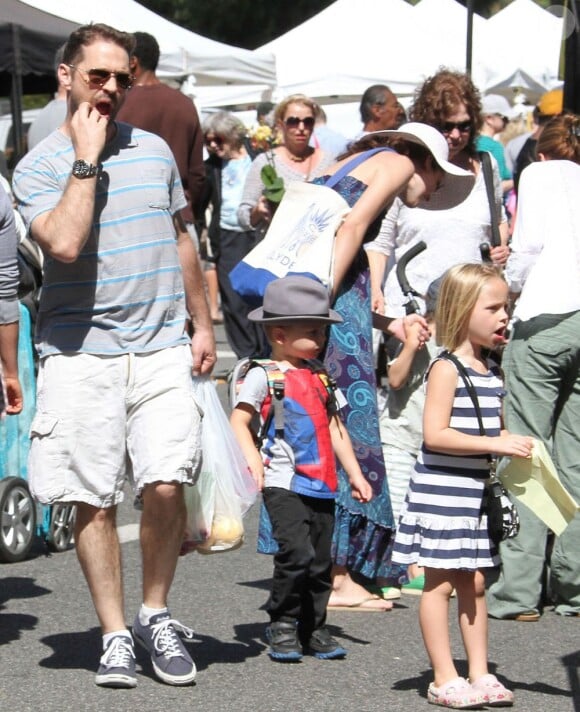 Jason Priestley en compagnie de ses enfants Dashiell et Ava au Farmers Market à Studio City, le 19 mai 2013.